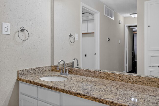 Building Photo - 10555 Turtlewood Ct