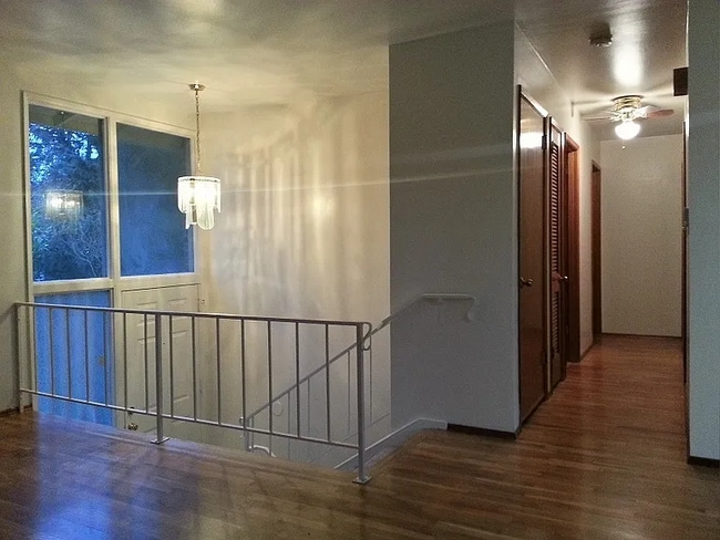 Building Photo - Spacious split entry home