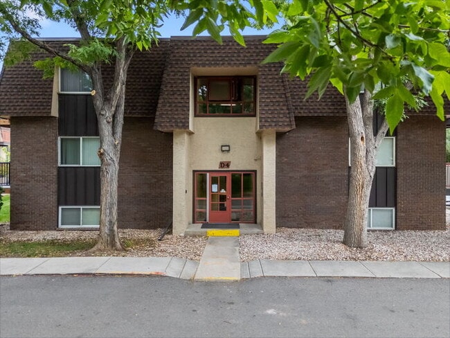 Building Photo - Recently updated 2 bedroom condo with upgr...