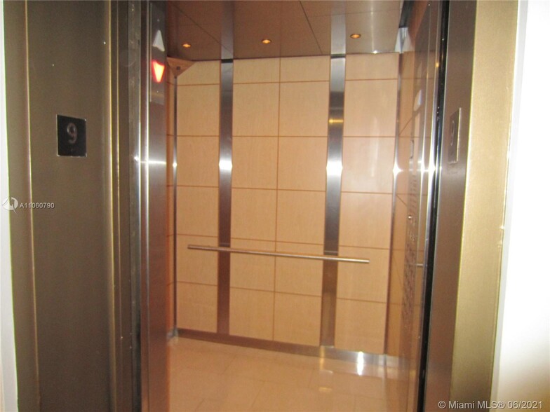 Building Photo - 1420 Brickell Bay Dr