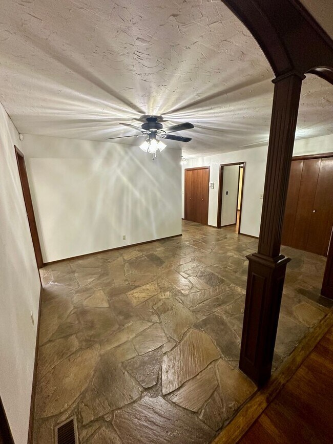 Building Photo - Immaculate major remodeled executive home ...