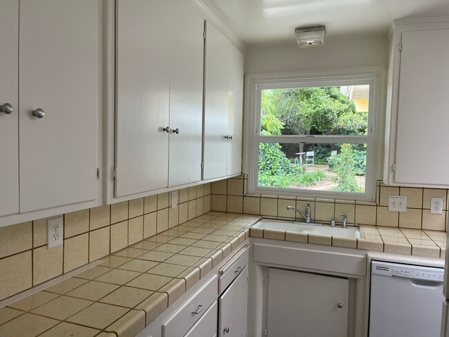 Building Photo - Charming 3 Bedroom 2 Bath Single Family Ho...