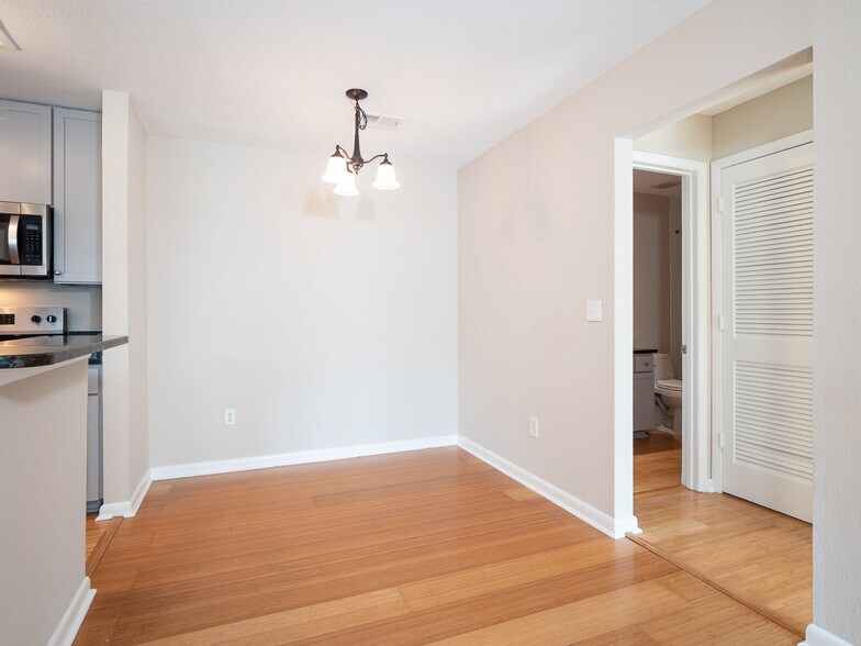 Building Photo - 265 Alexandra Dr