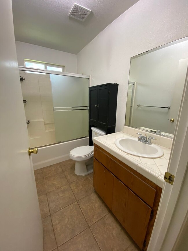 Building Photo - 2 bedroom 1 bath in Northwest Hanford, rea...