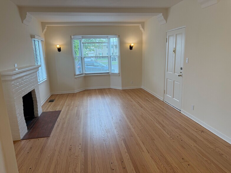 Building Photo - 617 W Glenoaks Blvd