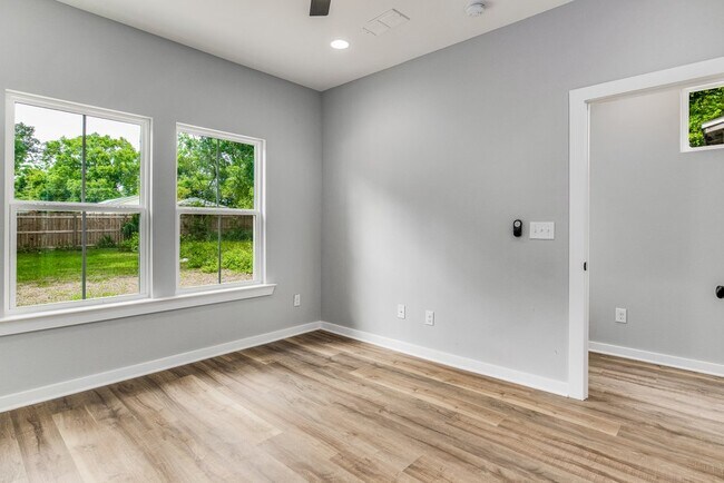 Building Photo - 312 E Blount St