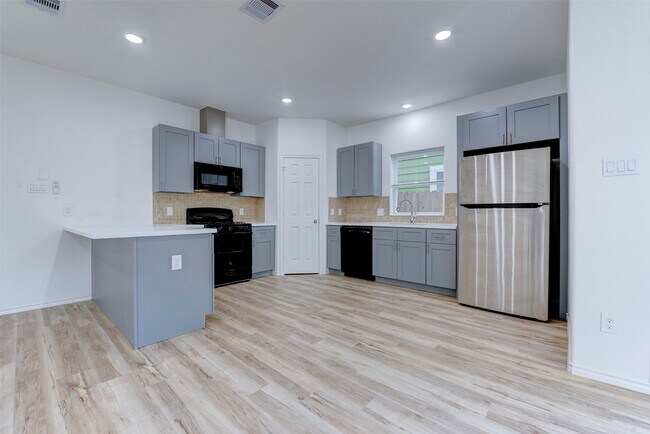 Building Photo - 8202 Homewood Ln