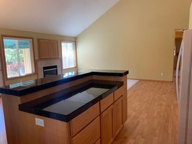 Building Photo - Leasing Special! 3 Bedroom House on Quarter Acre!