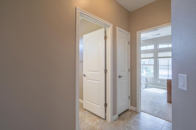 Building Photo - Bright & Beautiful 2 Bedroom Home in Sun R...