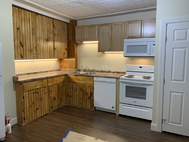 Building Photo - 1ST FLOOR!  3-bedroom unit located on a quiet dead-end street!