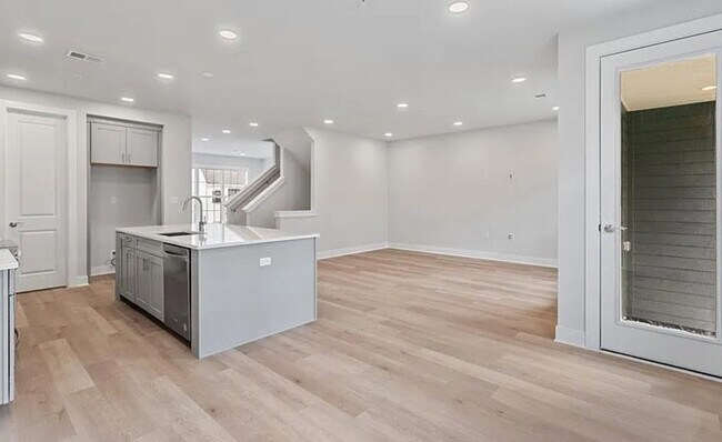 Building Photo - 405 Cranford Way