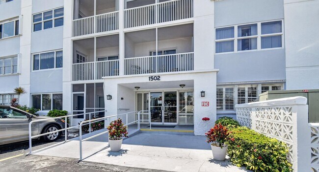 Building Photo - 1502 S Lakeside Dr