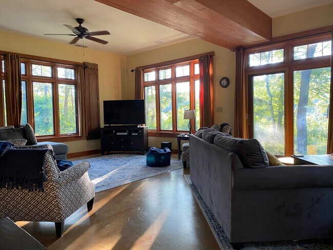 Building Photo - 150 Woodcrest