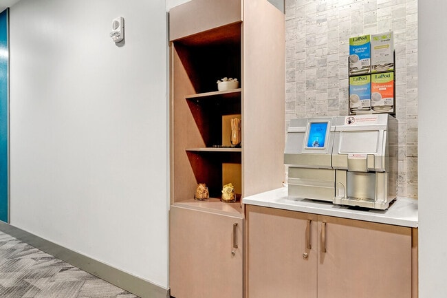 Building Photo - 1400 W Peachtree St NE