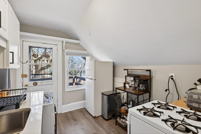 Building Photo - 3553 Dupont Ave S