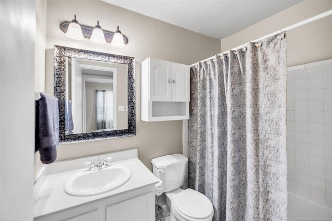 Building Photo - Beautiful move in ready first story condo.