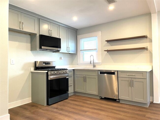 Building Photo - 807 E Riverside Dr