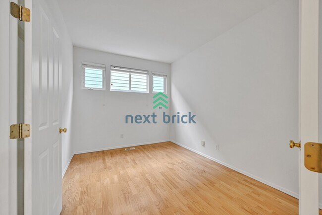 Building Photo - 4 Bed 2.5 Bath Single-family House Availab...
