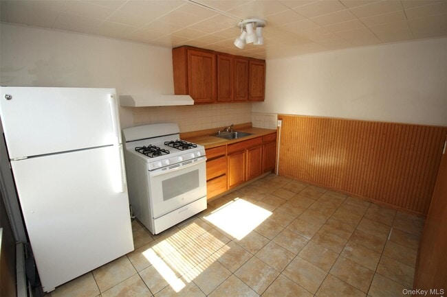 Building Photo - 4 School House Ln