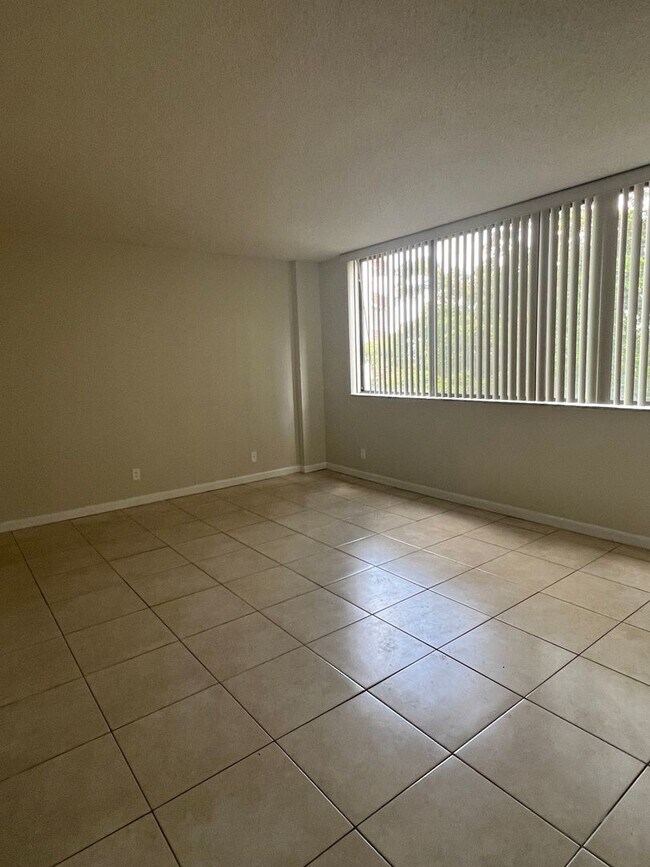 Building Photo - 1Bed/1.5 Bath