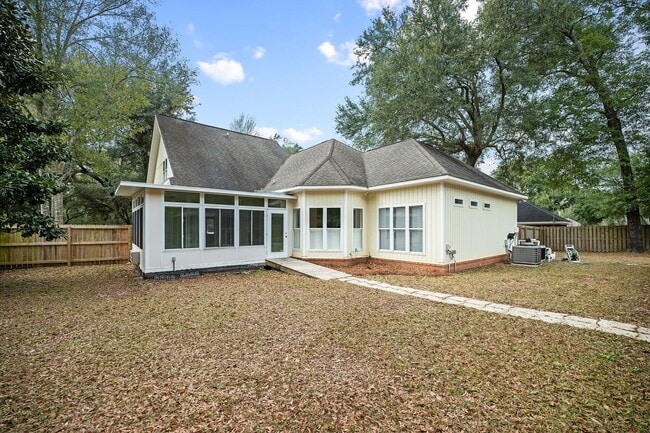 Building Photo - 11750 Village Green Dr