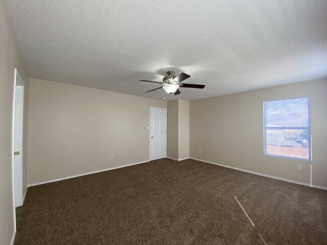 Building Photo - COMMUNITY POOL - LARGE 4 BEDROOM - Master Upstairs