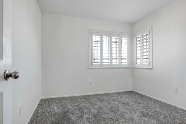 Building Photo - 3030 Wellington Dr