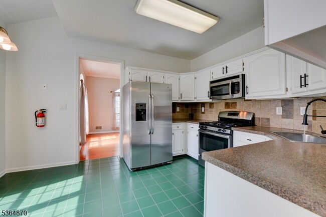 Building Photo - 5 Marco Polo Ct
