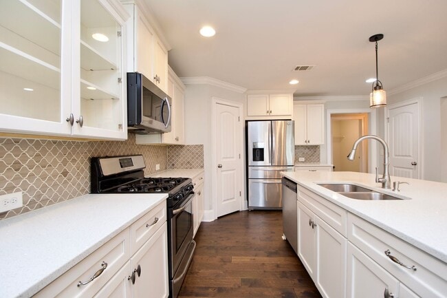 Building Photo - Cotswold S/D! 3Bed/2.5Bath Home with Fence...