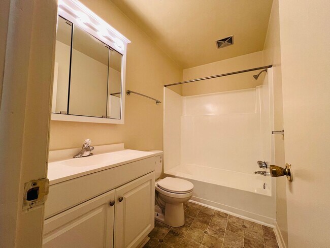 Building Photo - 2 Bedroom, 1.5 Bath Townhouse