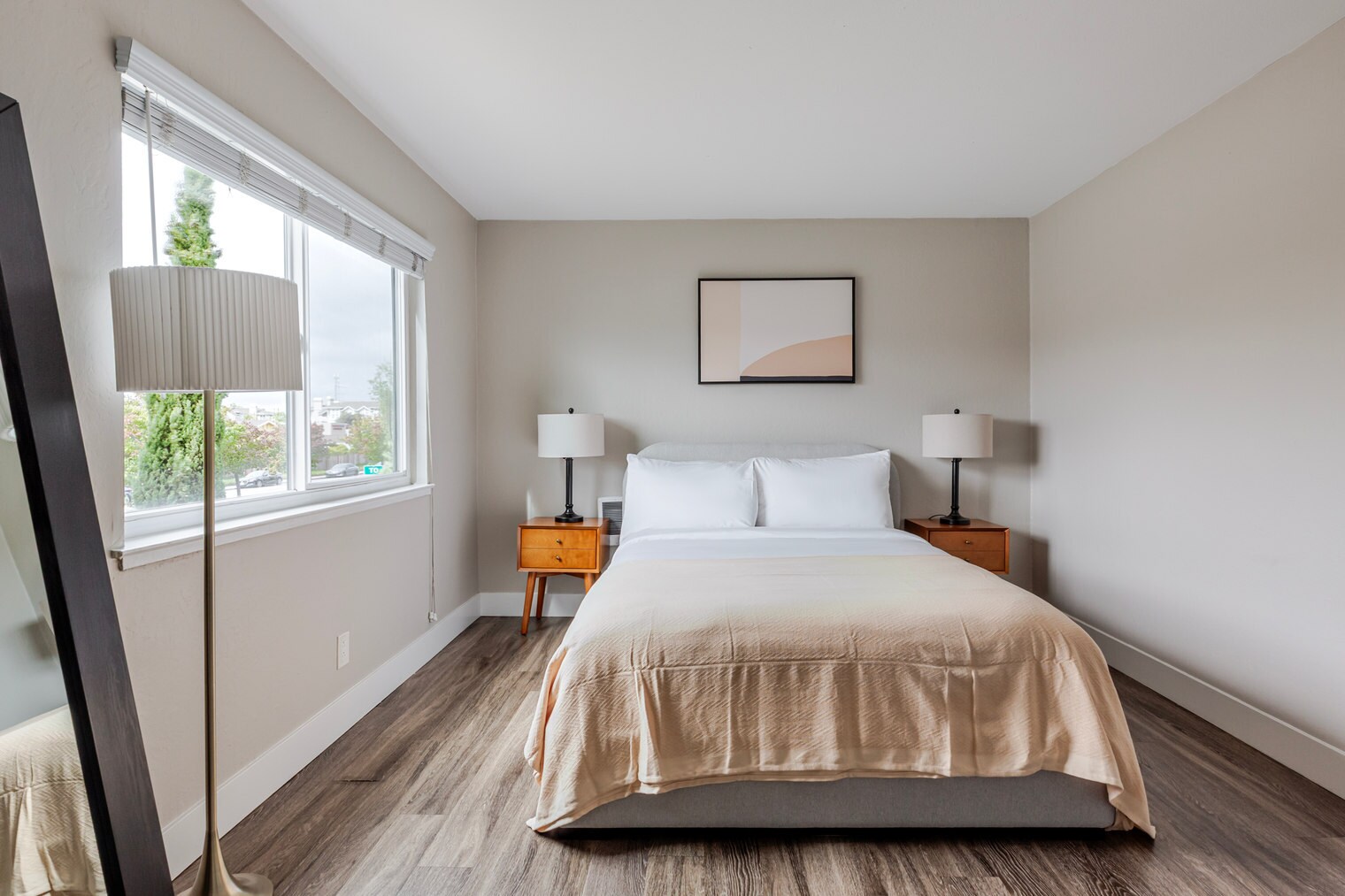 Building Photo - 900 E Hillsdale Blvd