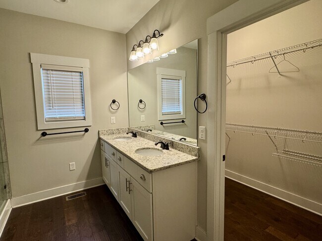 Building Photo - 200 Banks St