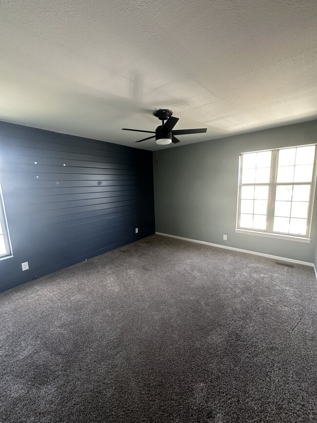 Building Photo - 9911 Parkview Ave