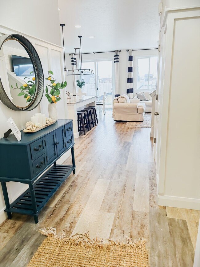 Building Photo - Welcome to this charming 3 bed 2.5 bath home just off Deer Flat and Linder Rd.