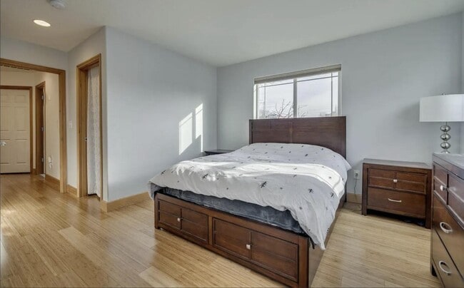 Building Photo - 337 N Ivy St