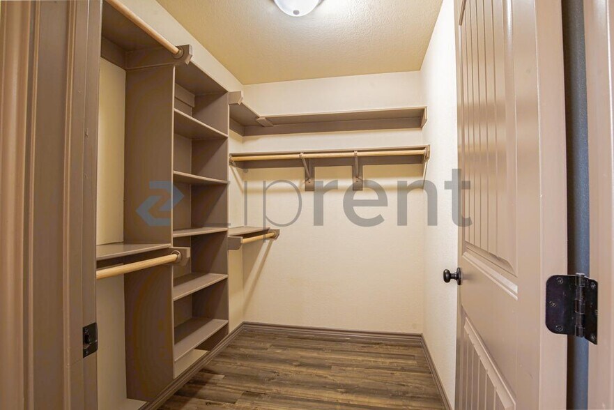 Building Photo - Unit