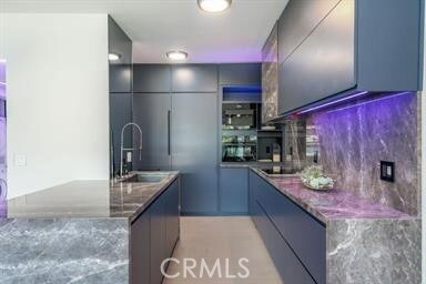 Building Photo - 838 N Doheny Dr