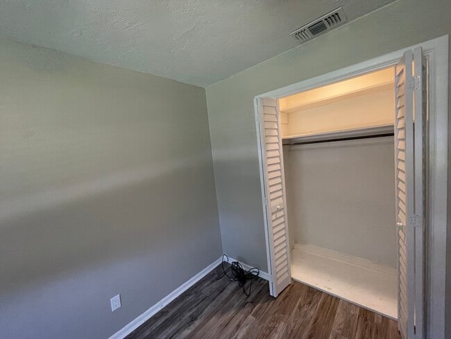 Bedroom 3 closet - 1720 Fireman Dr