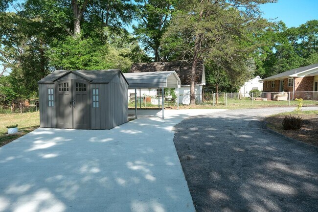 Building Photo - Charming 3/1.5 ranch style house!
