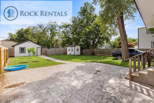 Building Photo - Large Updated Three Bed Two Bath with Patio