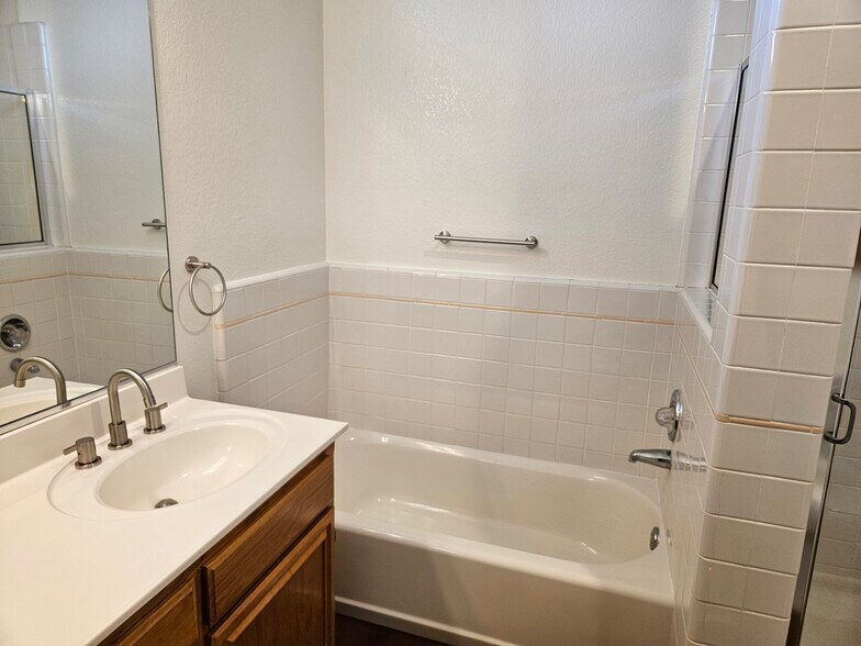 Main Full Bathroom - 11829 Gateway Blvd