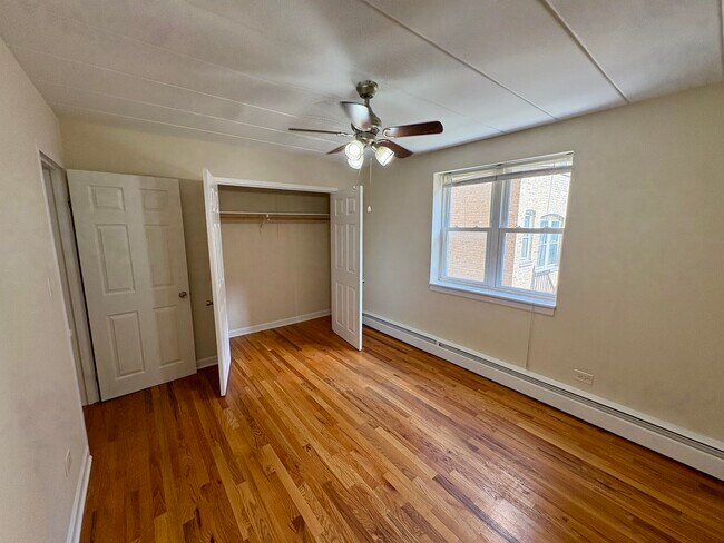 Building Photo - 2115 W Farwell Ave