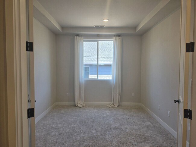 Building Photo - 3 Bedroom Plus Den Rambler in Arborwood!