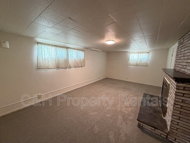 Building Photo - 1014 4th St W