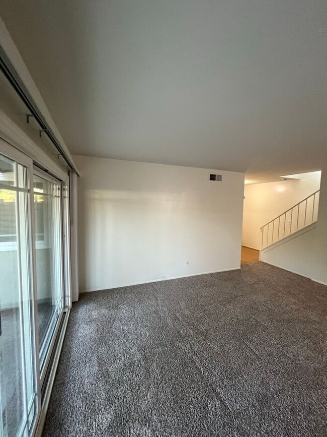 Building Photo - Beautiful 4 Bd Townhouse