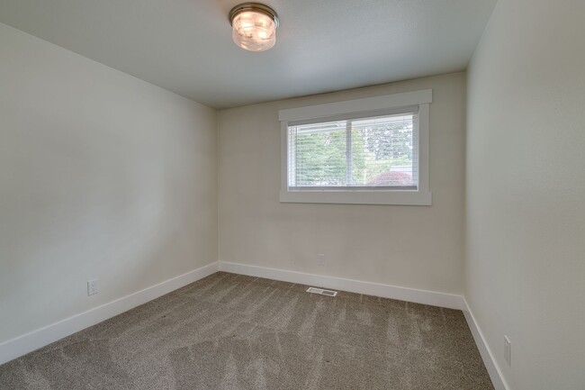 Building Photo - Amazing Updated Rambler in Kirkland with B...