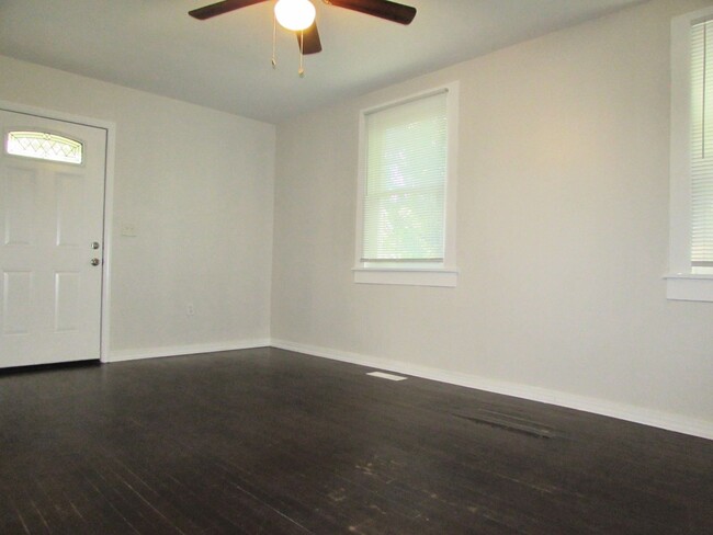 Building Photo - Cute - Updated 3 Bed/1 Bath Bungalow Style...