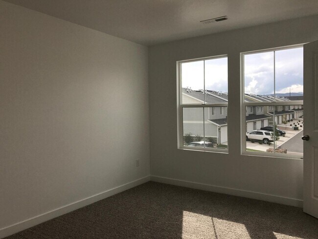 Building Photo - Spacious 4 BR Home with POOL and Clubhouse...