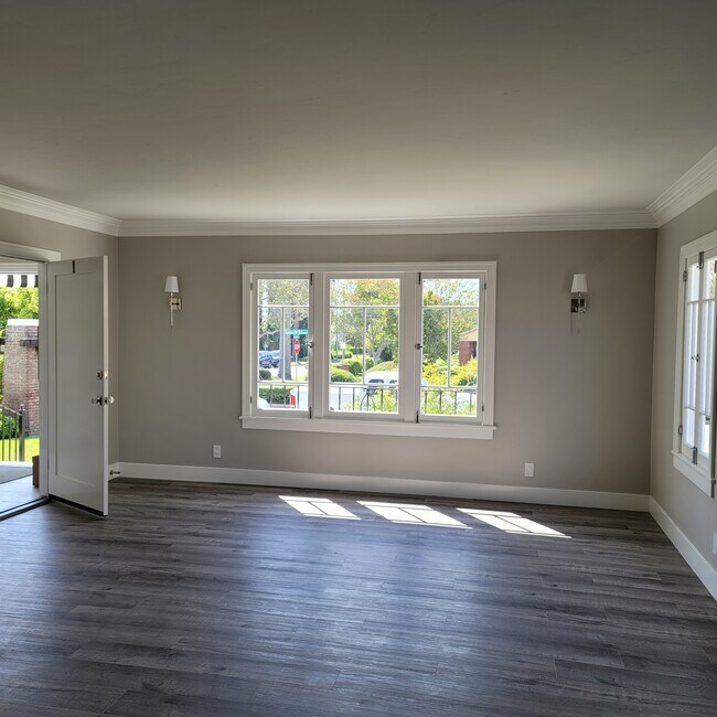 Building Photo - 827 Lindaraxa Park N