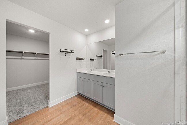 Building Photo - 1080 Amble Oak